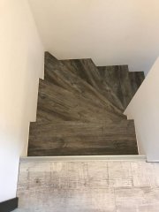 Drevotrieskové schody vo farbe Borovica