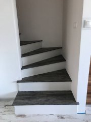 Drevotrieskové schody vo farbe Borovica - Jackson 2